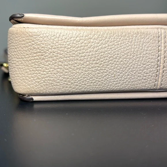 Michael Kors Cream Gold Crossbody Bag with Sleek Design - Picture 6 of 9